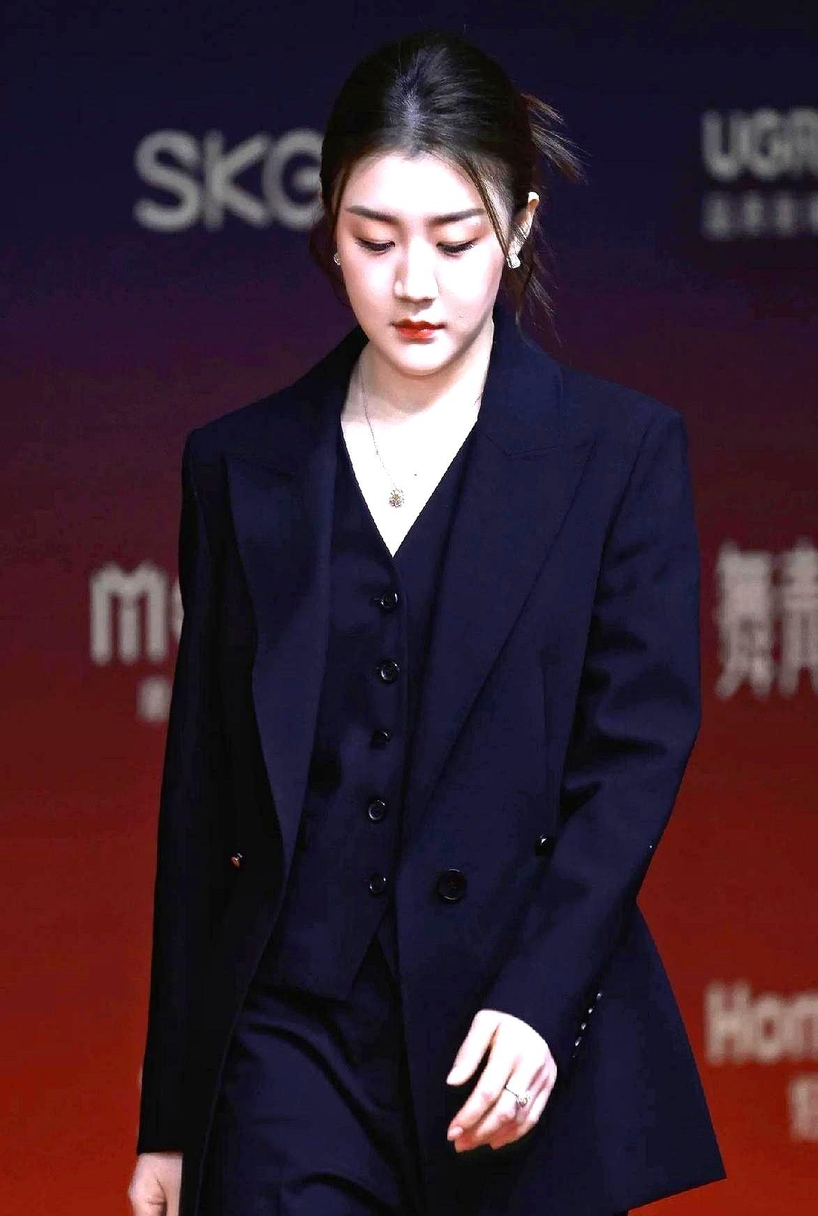 全网都在喊奥运冠军陈梦去演霸总。就因为参加时尚盛典时穿了一身西装，这事儿直接