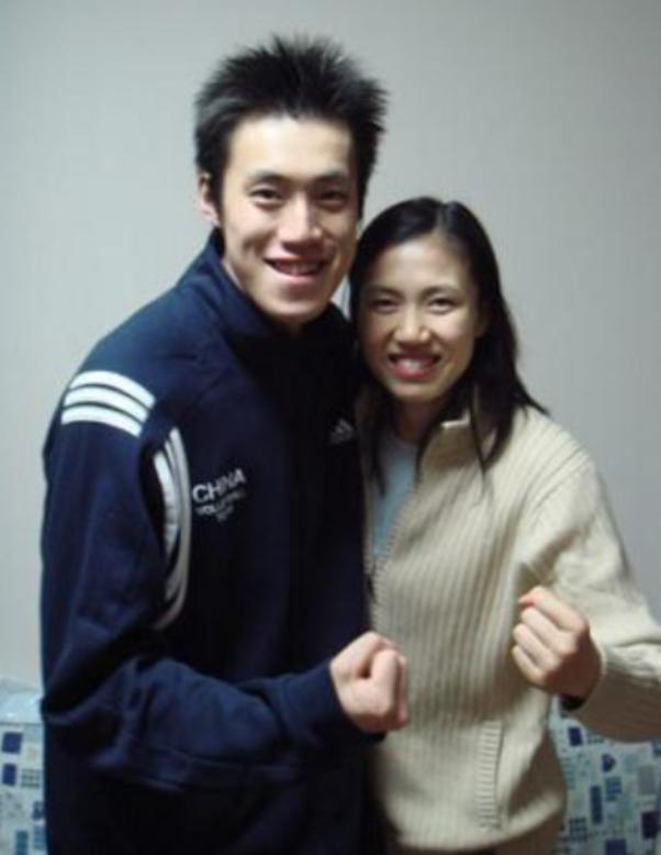 瘫痪19年，汤淼还是等来了这一天。当年他是男排主力，妻子周苏红是女排功臣。一次