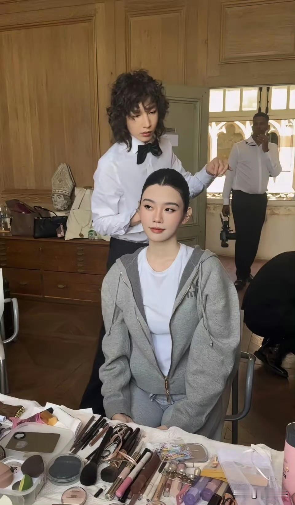 奚梦瑶婚礼化妆照，超模的脸就是不一样，头型也好美！