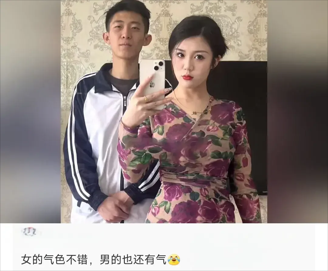 瞧这对拍照的，一句“女的气色不错，男的也还有气”，看似夸实则有点调侃那味儿，