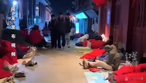羊城晚报派了记者凌晨蹲在山顶，把泰山上那点“过夜经济”的底裤扒了个精光。5月1号