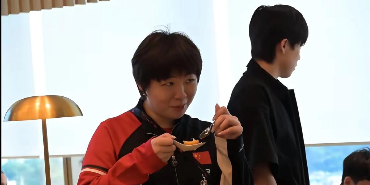 好可怜，头哥晚宴又要挨饿了晚宴上小曼姐吃的那个香，对美食一点也抗拒不了，啥
