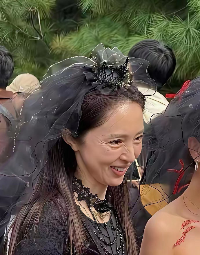 董璇和佟丽娅的素颜照太真实了，褪去舞台上精致的妆容，妥妥就是普通人的样子。