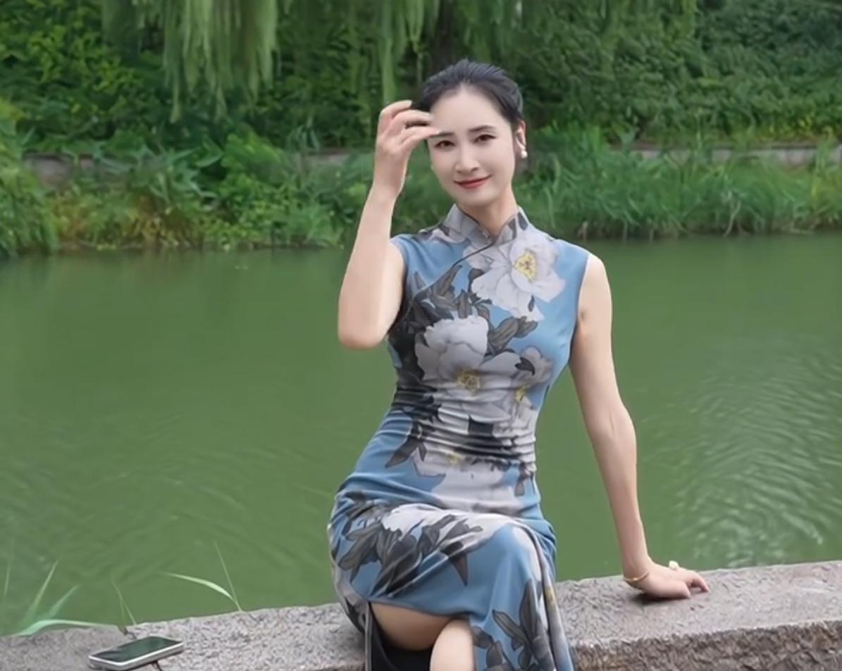 旗袍不止能拍出温婉柔情，同样可以演绎浓烈野性美！大家印象里的旗袍，大多是含