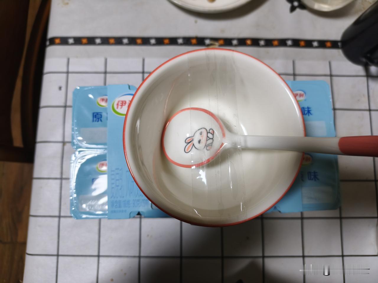 刚从超市回来，又买了点合适的伊利酸奶，依然还是16小盒酸奶，16.9元还送两个碗