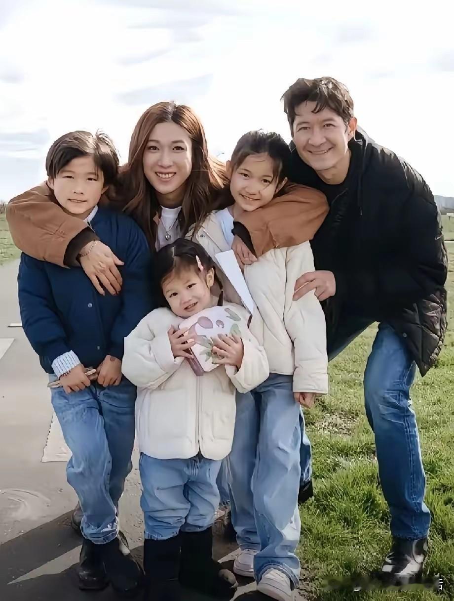 本来以为钟嘉欣过得很好，原来也在闹离婚。10年前，她与年长13岁的加拿大籍骨