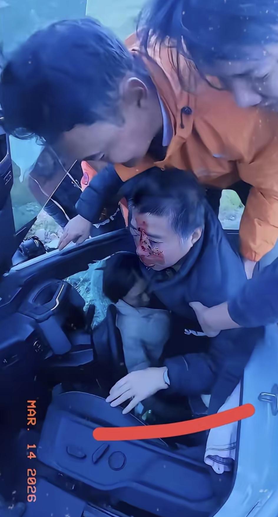 那天早上，我在孜珠寺门口刷牙，牙膏沫刚冒出来，就听见一声闷响。抬头看见坡上翻了辆