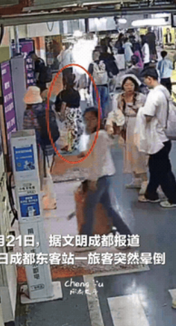 “这个女护士火了！”四川成都，一女护士假期出去旅游，可刚进火车站，就听见一孩子撕