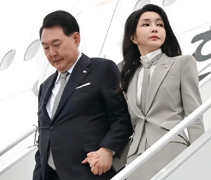 尹锡悦在内的24人被提起公诉，韩国内乱调查进入收尾阶段，尹锡悦在劫难逃，关键时刻