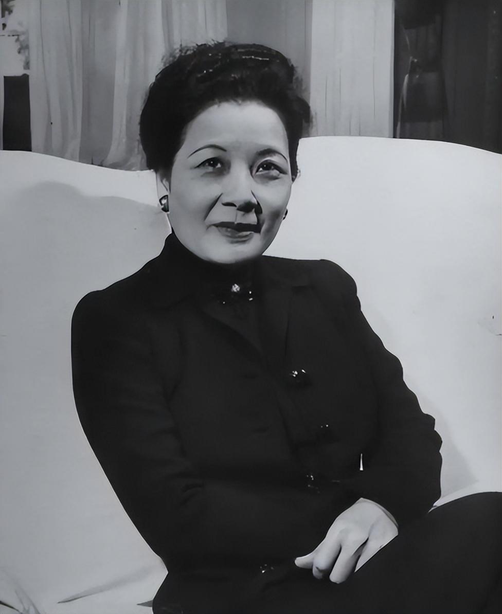 2003年，宋美龄在寓所安详去世，负责照顾她护士张莉枫称，在宋美龄晚年的日子里，