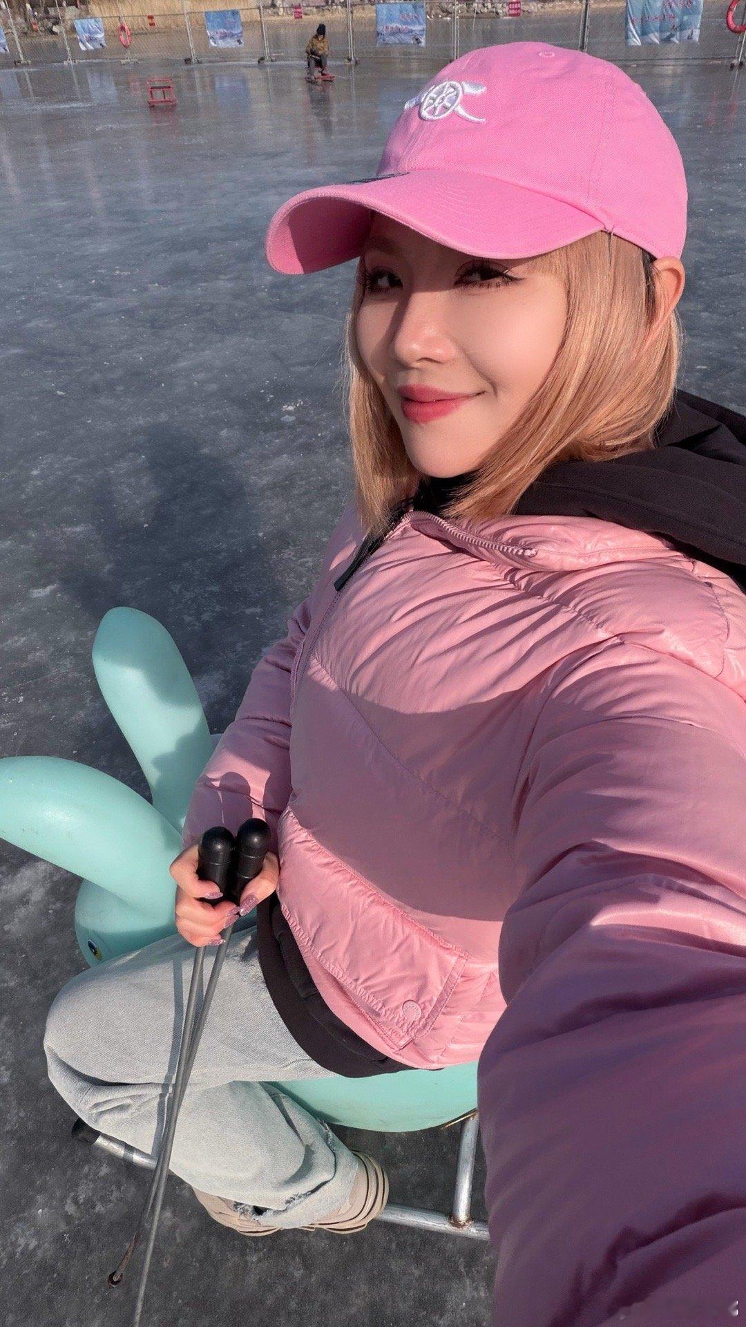 哈哈抽个小空带我爸玩了会冰车