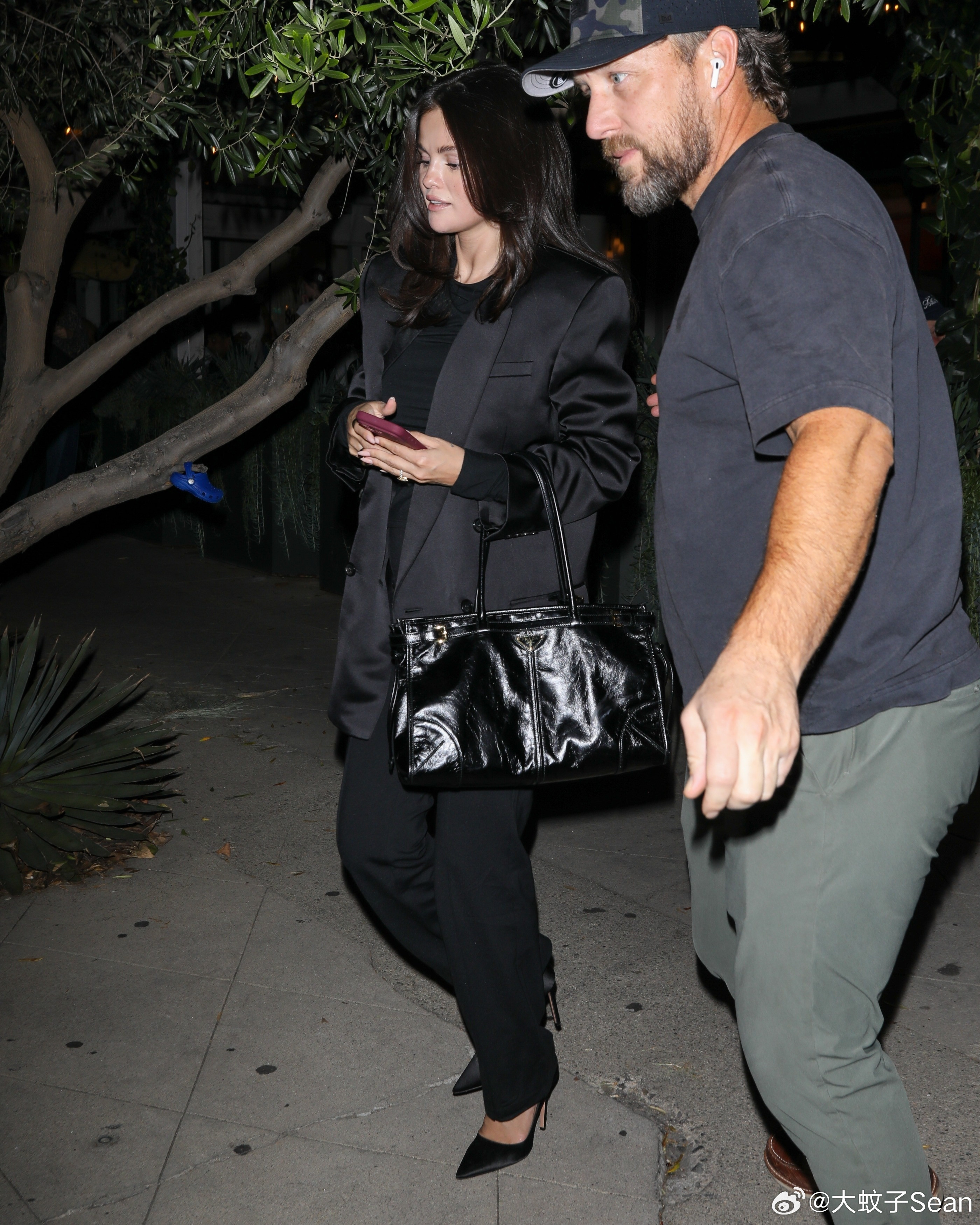 SelenaGomez赛琳娜戈麦斯在洛杉矶外出，为老公Bennyblanco