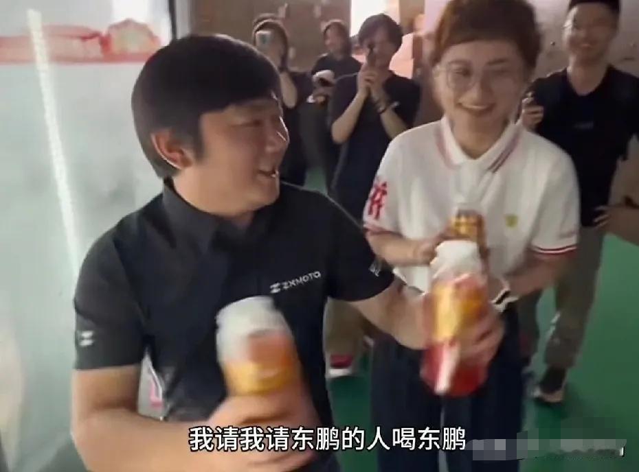  张雪机车发布会名场面：自购东鹏特饮赠联席总裁，尽显真诚格局张雪的这波操作果