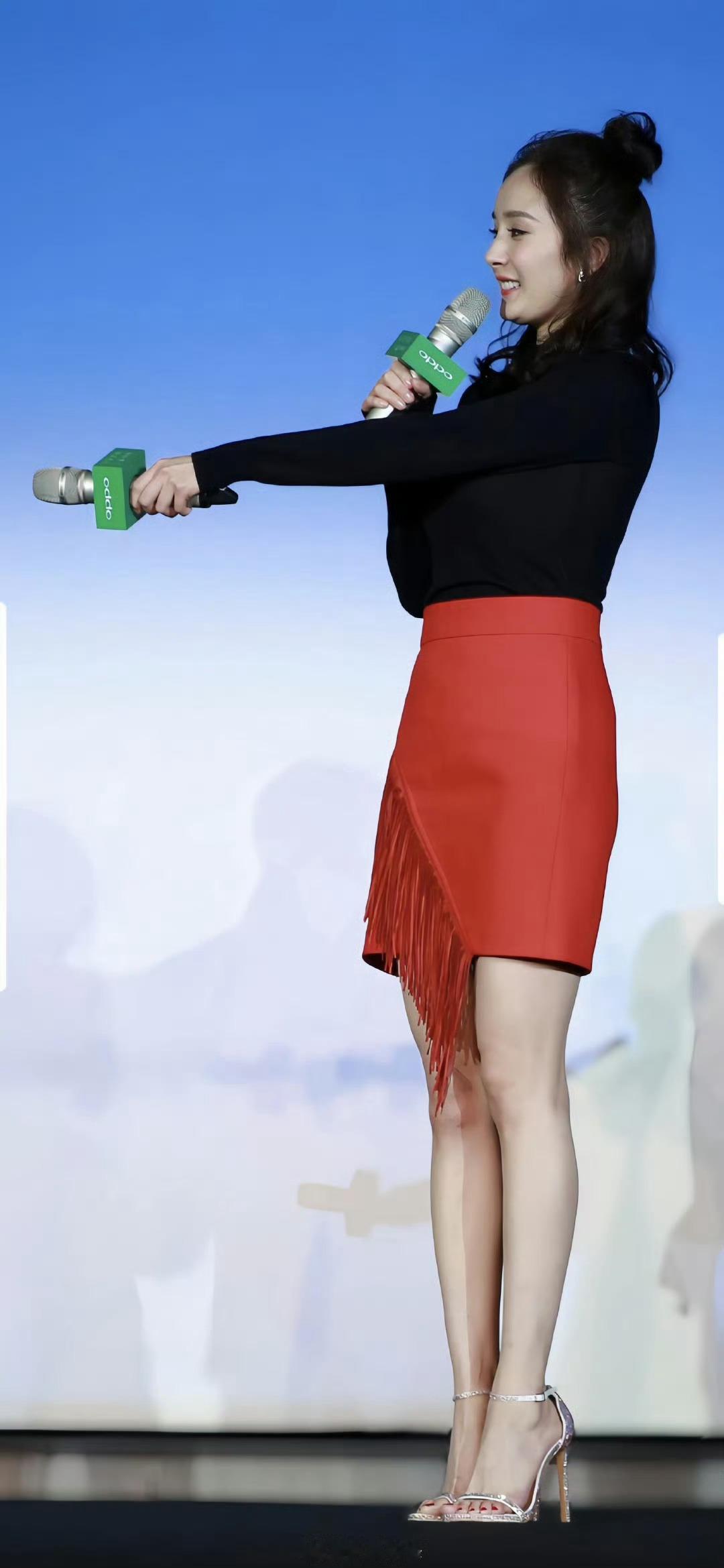 杨幂早年活动美照，气质出众，很有韵味