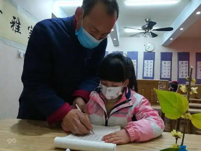 广东广州，10岁女孩学书法，授课的男老师先后9次触碰了她的头部和面部。女童父亲认