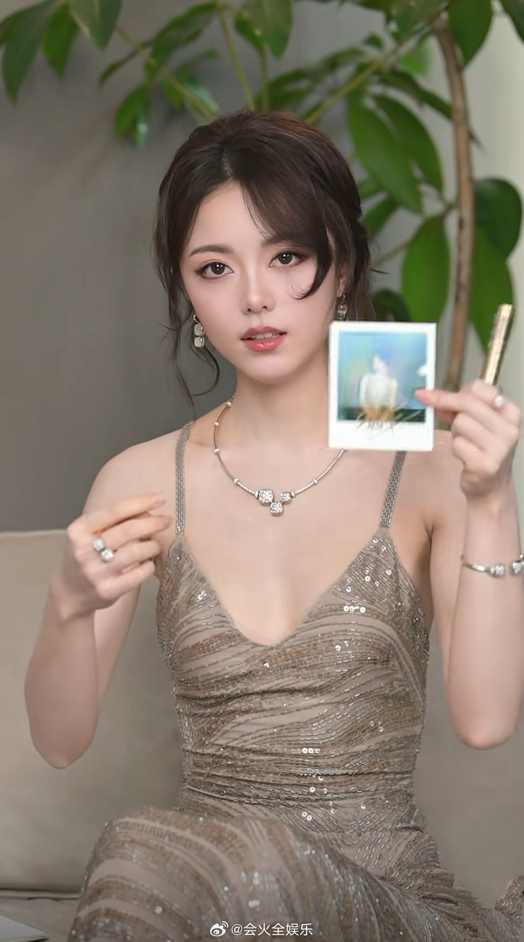 后台直播出现的麦赵今麦W盛典造型赵今麦吊带闪片长裙​​​