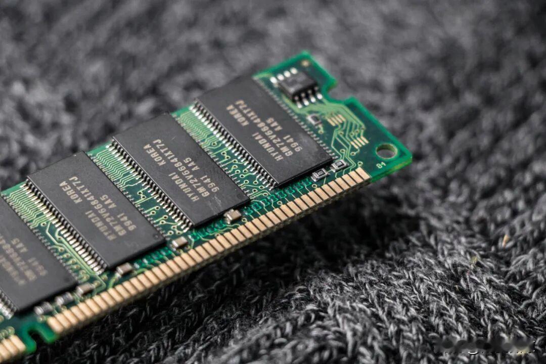 家人们，还记得前两年被“显卡挖矿”支配的恐惧吗？现在更魔幻的来了——内存条居然成
