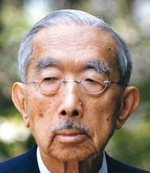 发动侵华战争的罪魁祸首日本裕仁倭寇，尖嘴猴腮、面相冷酷、内心阴暗毒辣。可惜此人对
