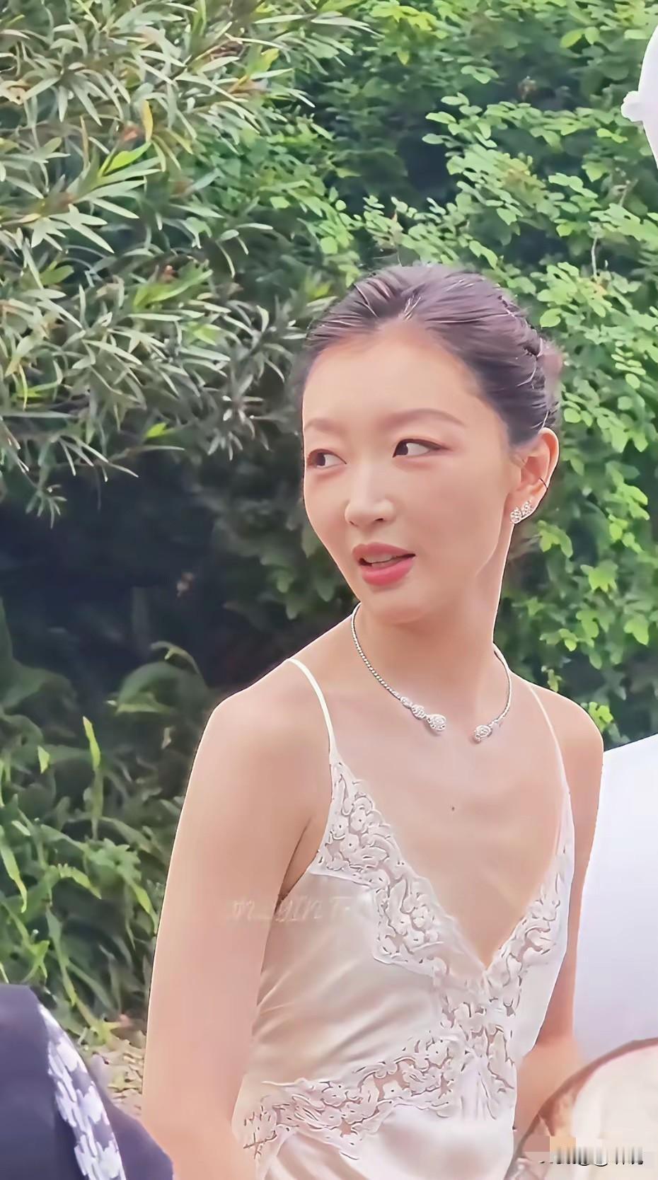 周冬雨在女明星里属于平平无奇，现实生活中超越很多人了