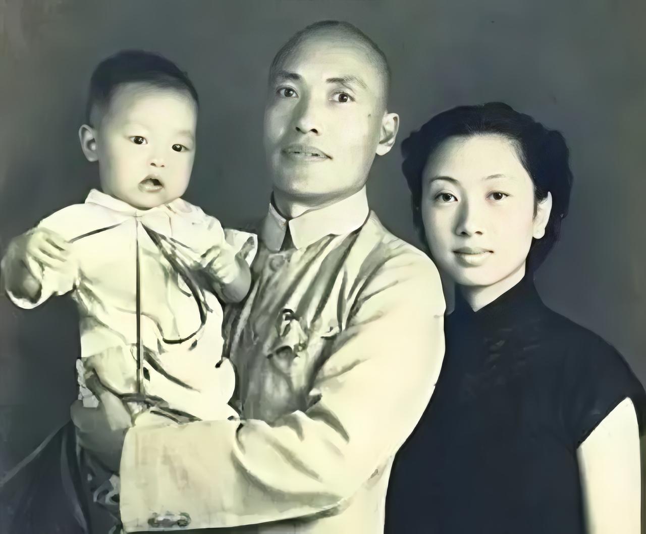 1936年10月，即红军长征结束之际，毛泽东将一名随红军走完长征的国民党中将叫到