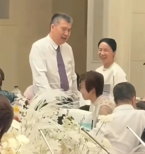 今天是个好日子啊，李爷爷家有喜事。李隼教练刚刚退休吧，女儿今天举行婚礼，看看现