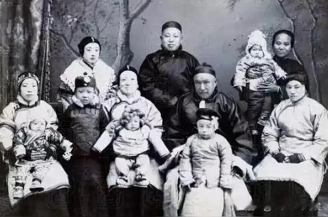 都说古代的男人三妻四妾，其实还没有现在的小三多呢。三妻四妾是需要很强的经济实力