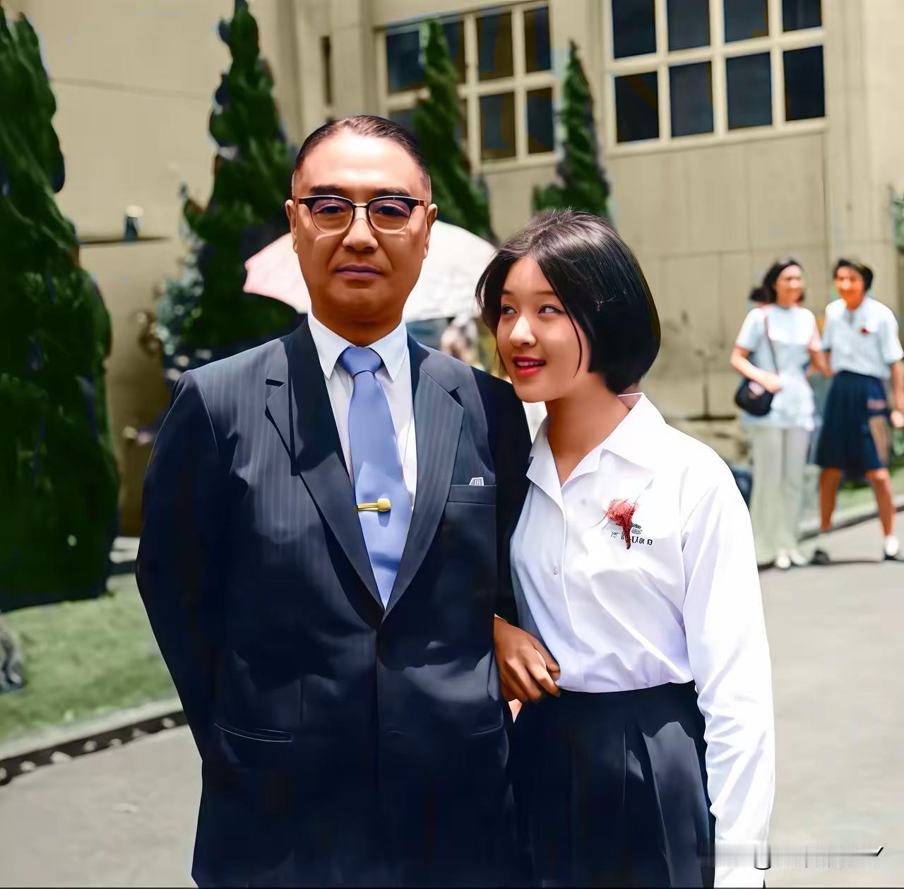 1970年，地点台湾台北，当时。胡因梦还是个学生，他父亲去学校看望，父女同框合影