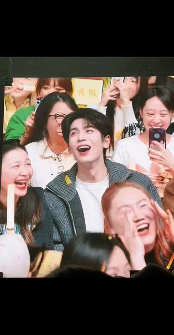 张凌赫这样的帅脸真的会让世界突然明媚起来，他没抬头之前，感觉一切都很模糊，他一抬