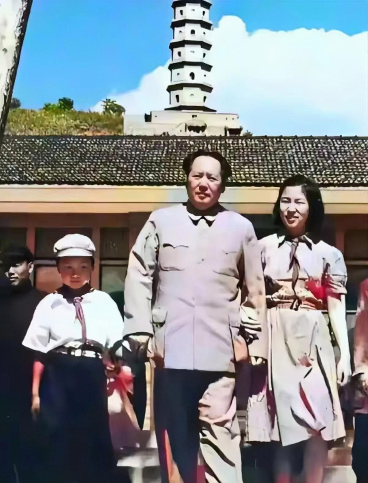 #珍稀怀旧老照片分享#在延安宝塔山下，毛主席接两个女儿放学的温情一幕。镜头下的