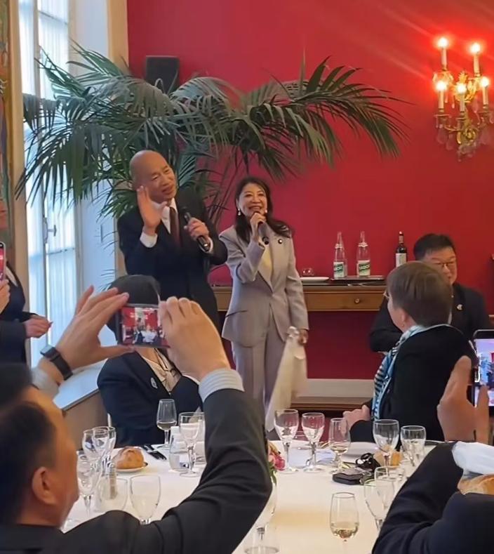 韩国瑜拉上台独分子林楚茵一起为法国议员献歌一曲，彻底撕碎了他长期标榜的“反独促统