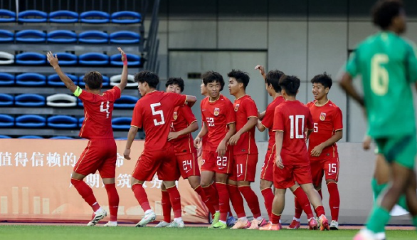 当巴林U16球员瘫坐在草皮上的那一刻，记分牌上“4:0”的数字，成了U17国足在