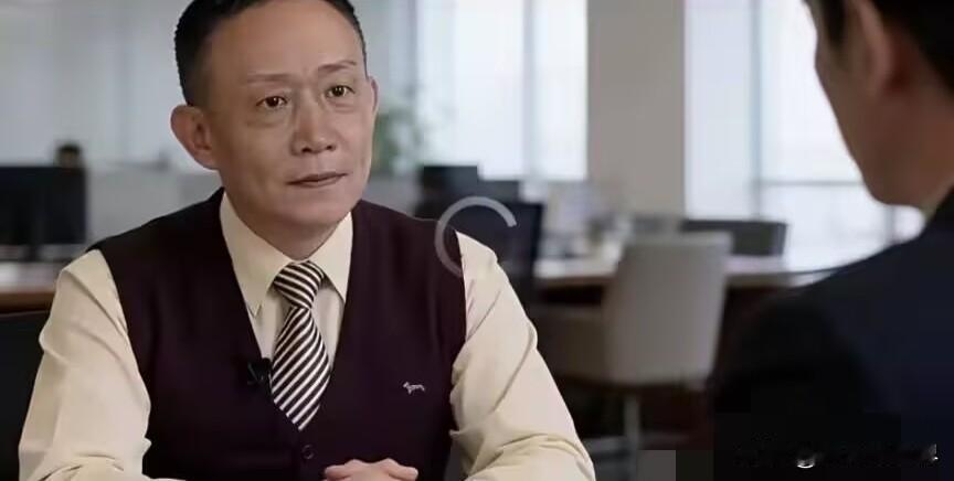 卢麒元提出个人观点：咱们出口赚取的巨额顺差资金没有兑换人民币留在国内，形成大规模
