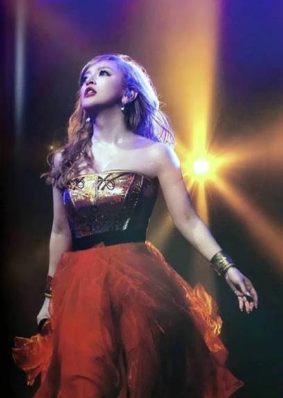 日本人利用滨崎步向中国人作秀，不要再玩这种拙劣的把戏了。一边是美依礼芽早在20