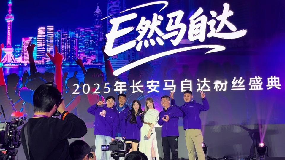 车圈越卷，马自达粉丝为何越“痴”？当汽车沦为流量博弈的筹码，粉丝热爱常裹挟焦虑与站队。唯独马自达粉丝