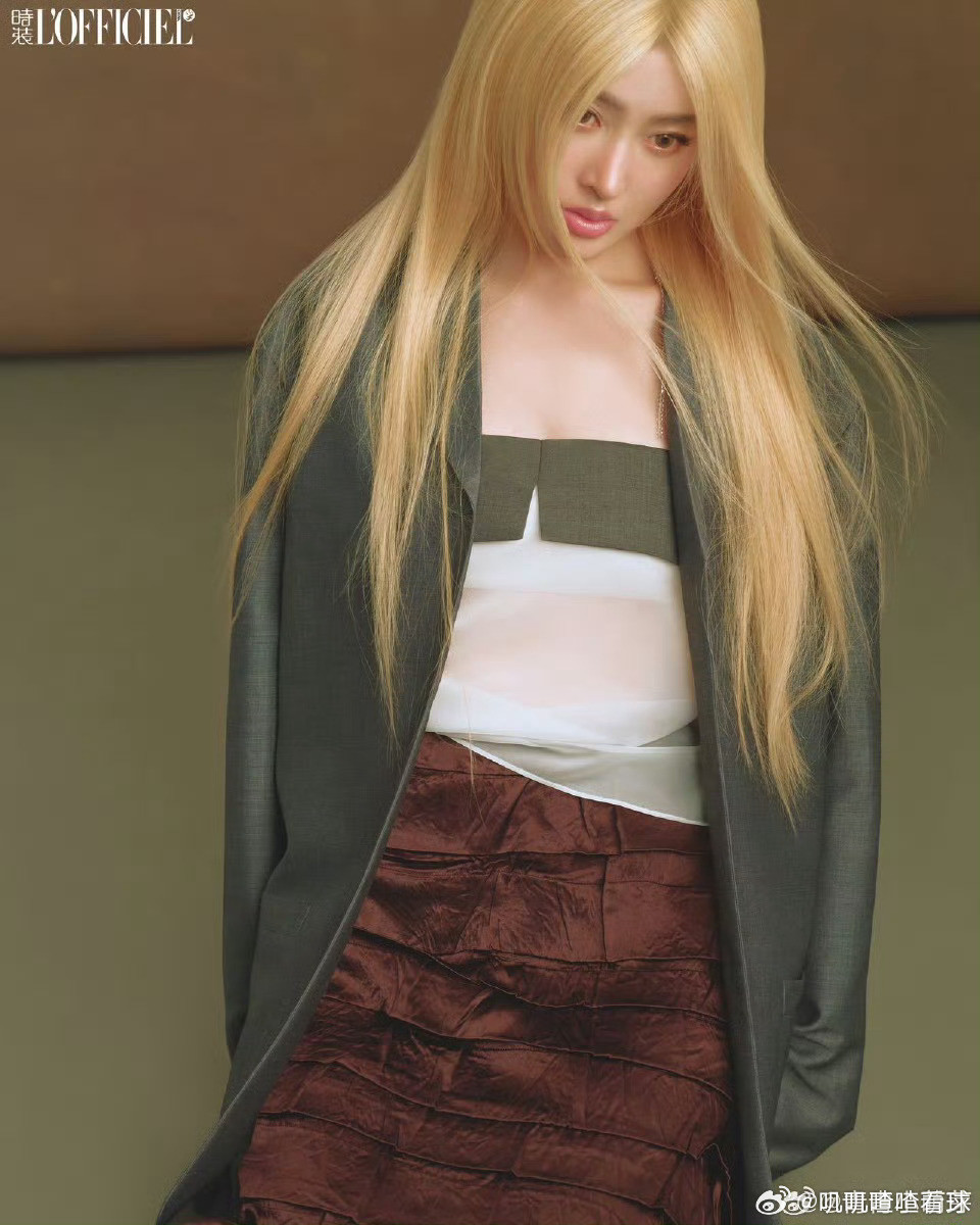 张天爱飒野惊鸿大片金发利落亮眼，又美又飒，镜头表现力一骑绝尘，每一张都高级感拉满