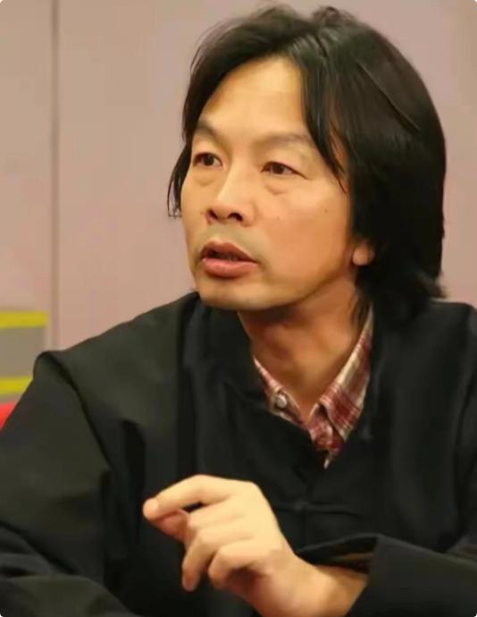 刘震云说：“想看透一个女人，其实特简单。你请她吃十顿饭，都不如让她坐一次你的副驾