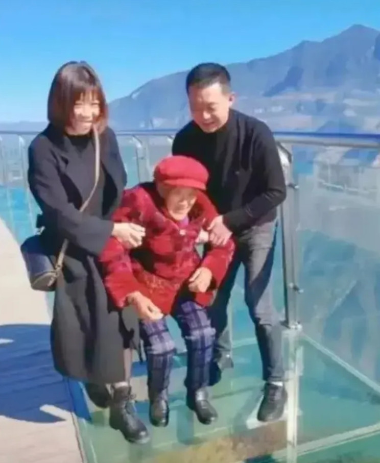 这就是伪孝顺，绝对有刻意之嫌。两口子出去旅游，特意把老太太带上，说是让老人见识一