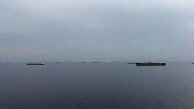 不到24小时! 伊朗再封霍尔木兹海峡, 1艘集装箱船遭袭, 其余船只掉头折返