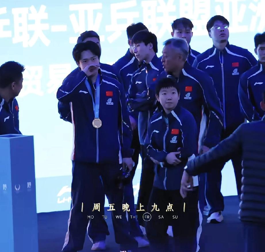 大人们忙着聊天，小莎抱着手忙着站位拍照。看莎莎抱着两只手，走来走去，最后挑选最