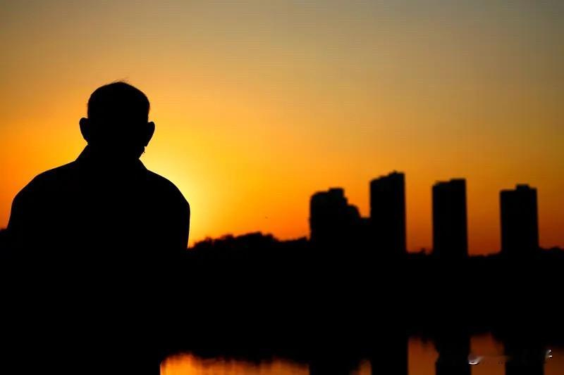 夫妻AA制36年，丈夫瘫痪在床，62岁阿姨的决定：养老院才是最后的体面...