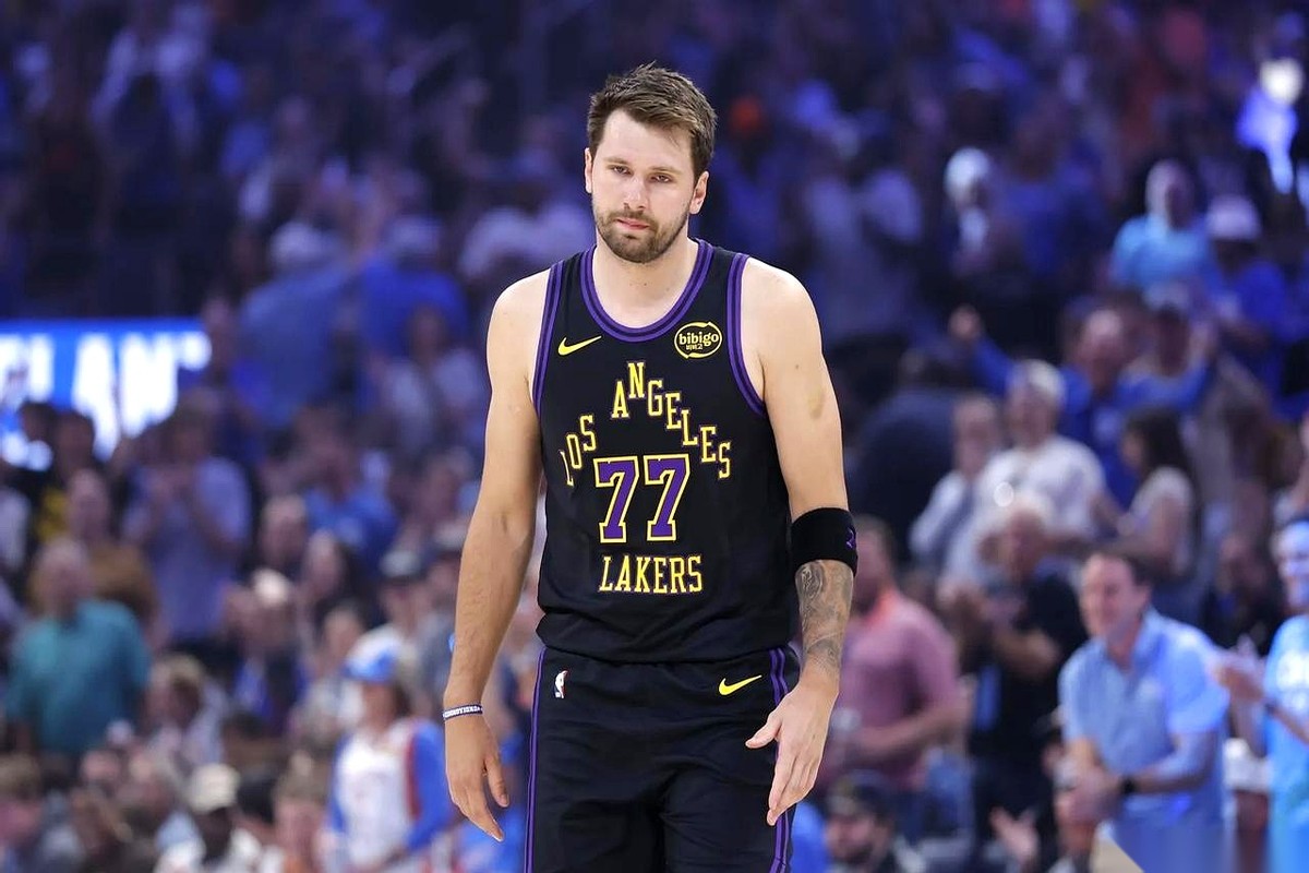 湖人这场球输得有点蹊跷，甚至让人闻到了一股“算账”的味道。这边哨声刚...