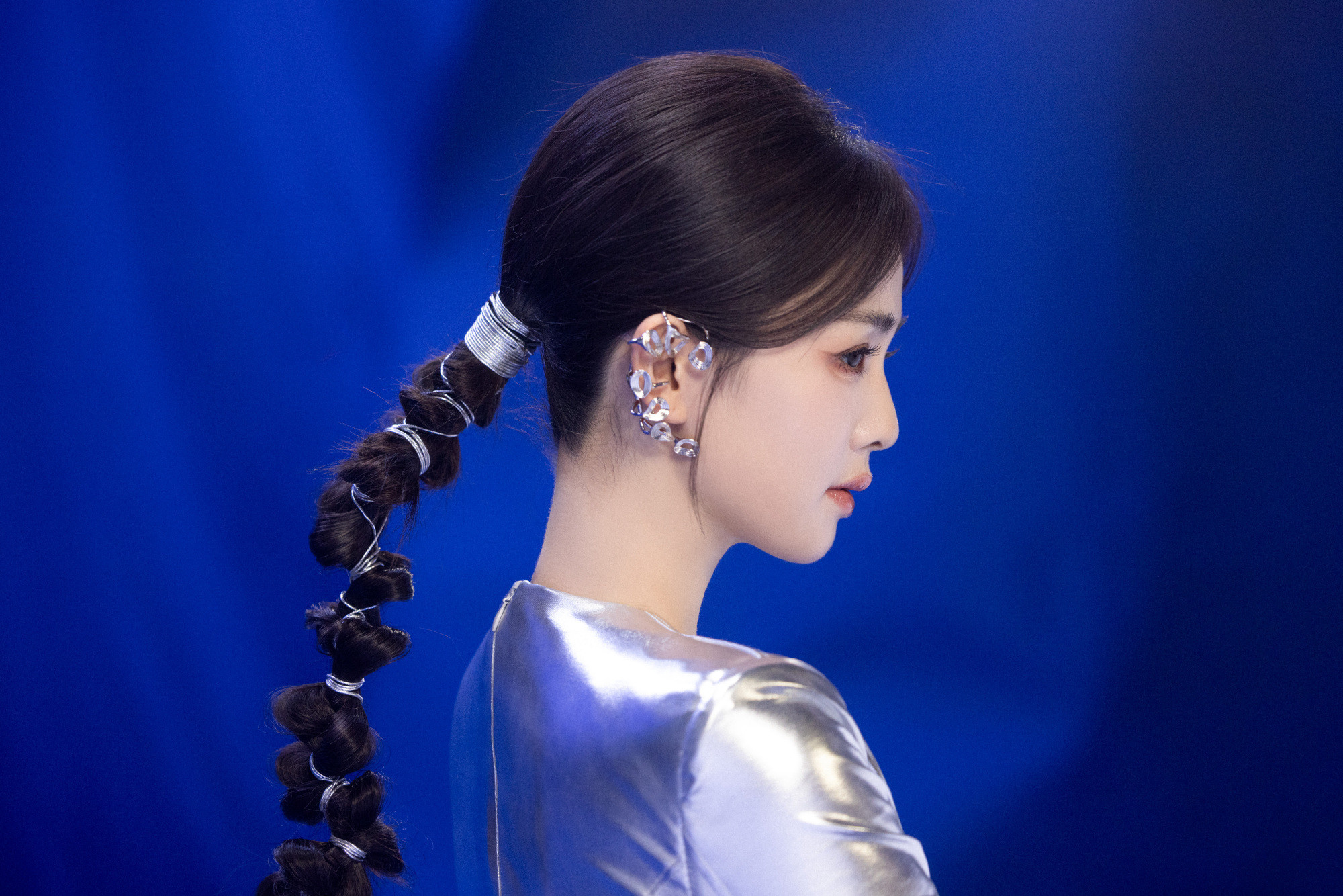 白鹿科技感未来女战士白鹿银色全包耳钉白鹿银色全包耳钉，科技感未来女战士既视感