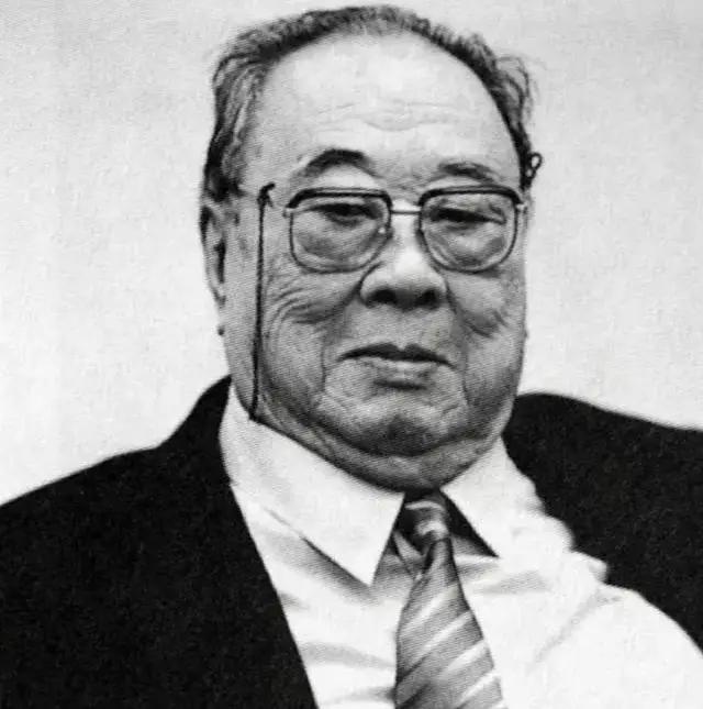 1959年9月，人民大会堂提前竣工，在落成庆功宴上，周总理向总建筑师张镈敬酒，说