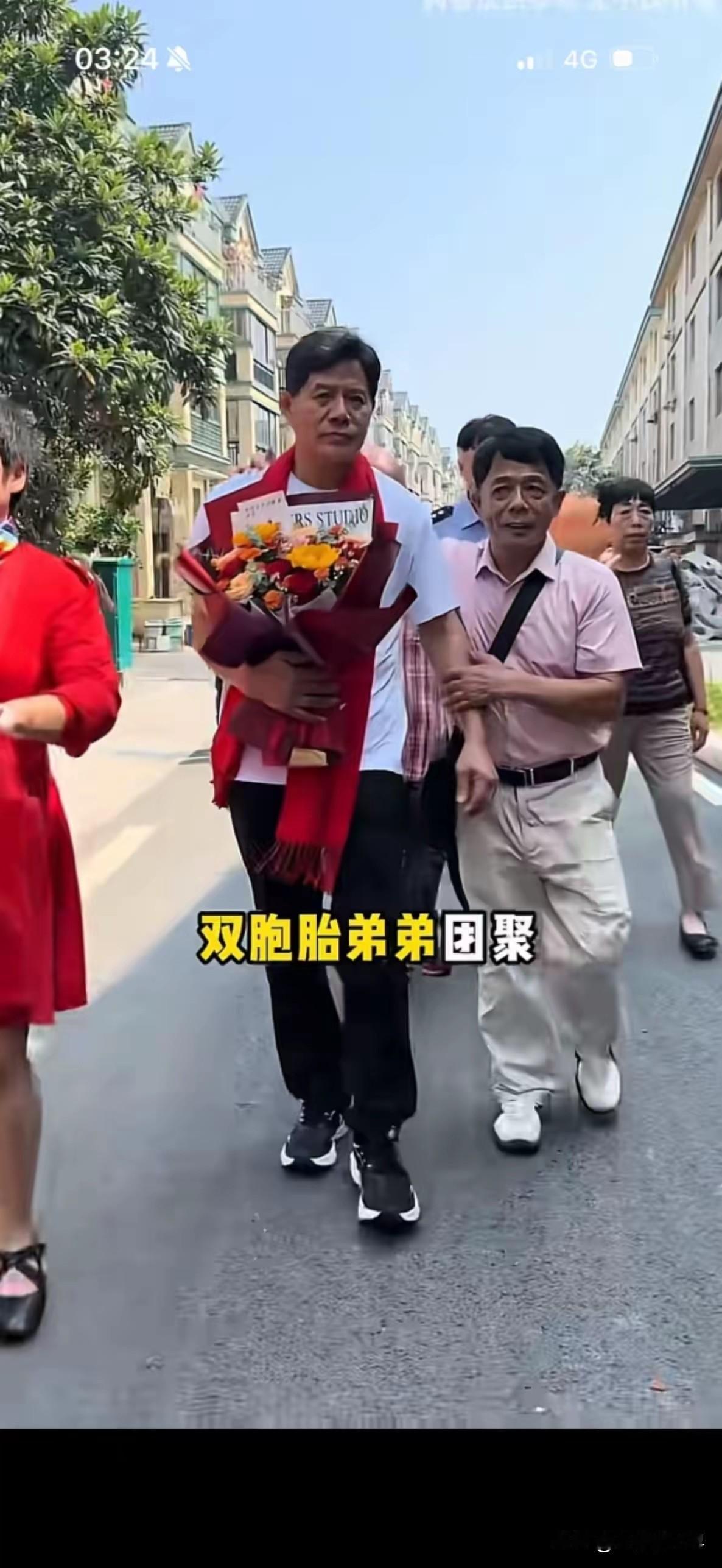你敢相信吗，这是双胞胎兄弟。一个在山东长大生活，一个在浙江。三十年后再见面，