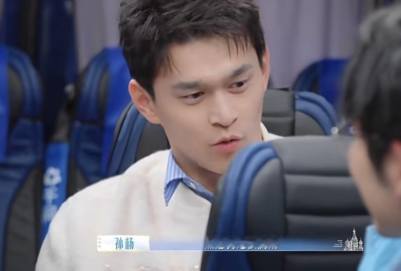 张豆豆写孙杨睡觉前护肤要两个小时，孙杨吐槽她怎么不写三个小时。张豆豆：“俩小时