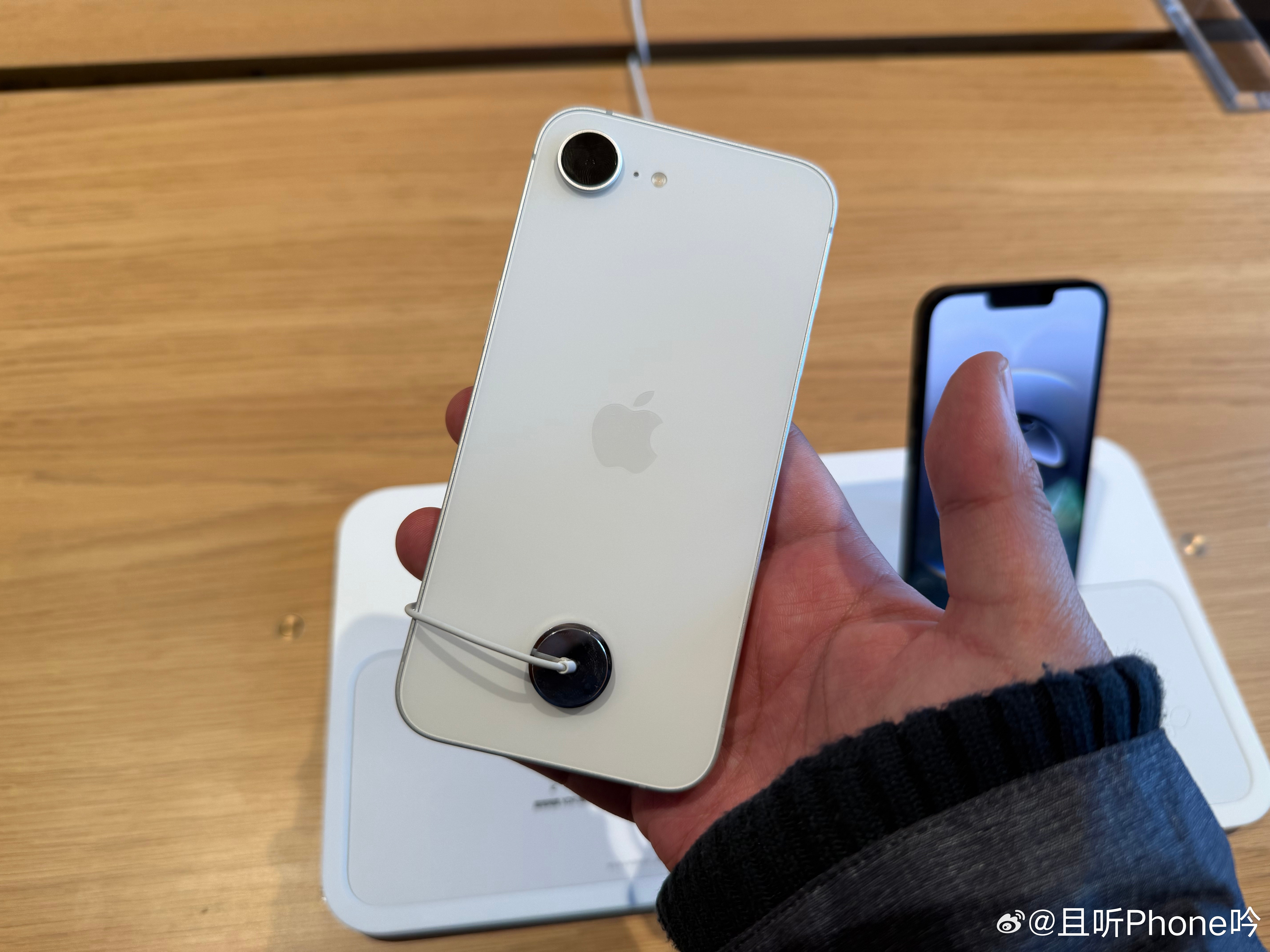 很多人觉得iPhone16e最大的卖点是4月要来的苹果AI。但，我们昨天去苹果直