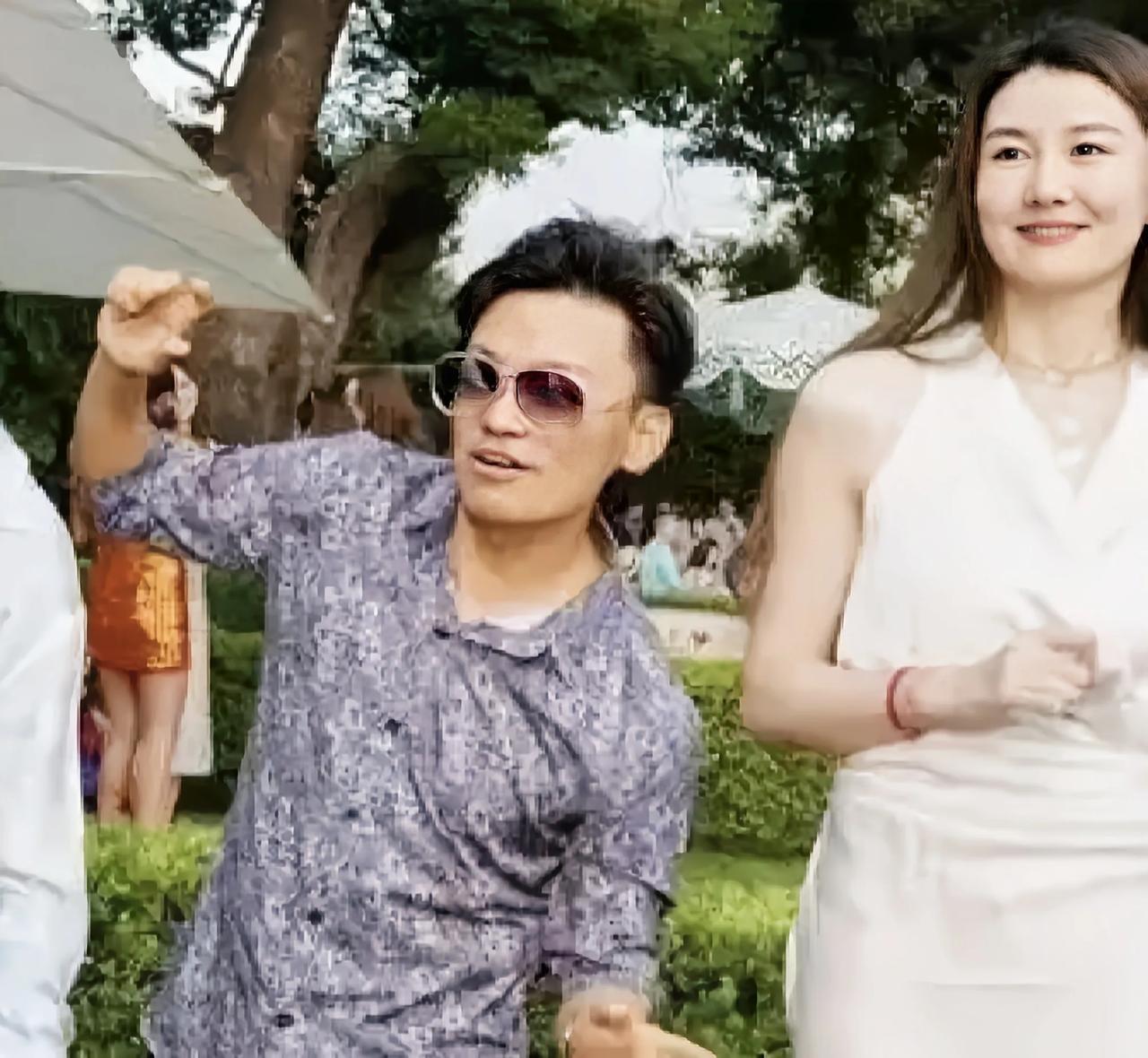 王宝强陪女友青岛聚餐被拍，苦尽甘来这一次终于选对人了王宝强最近在青岛被偶遇，