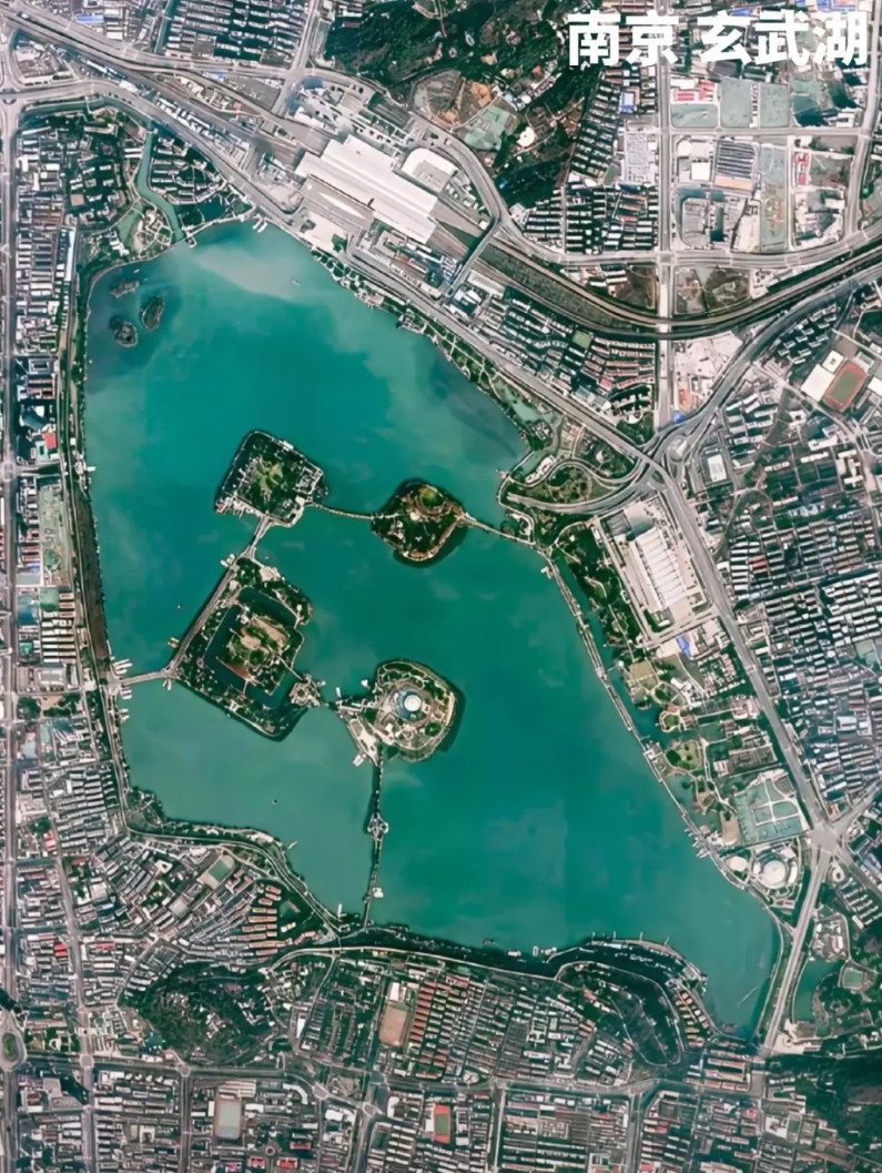 原本以为南京玄武湖只是一个面积很小的湖泊，没想到从高空俯瞰才知道南京玄武湖的宏大