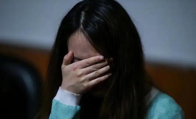 新疆，一男子晚上喝完酒，见小区门口超市老板娘穿着清凉躺在躺椅上睡觉，趁四下无人，