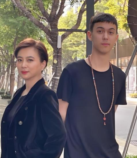 1997年，李玲玉嫁给犹太富豪杰瑞，新婚夜，李玲玉开玩笑地说：“你就不怕我嫁给你